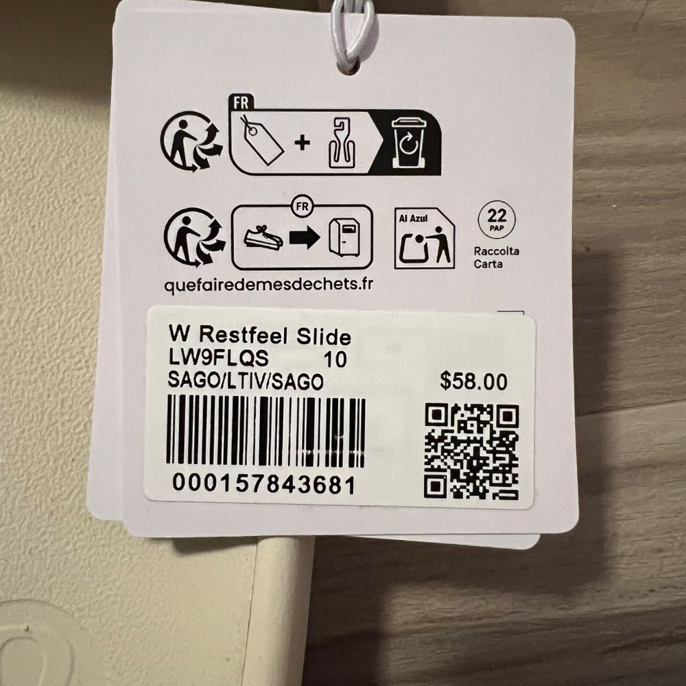 BRAND NEW Lululemon Slides - Picture 2 of 3